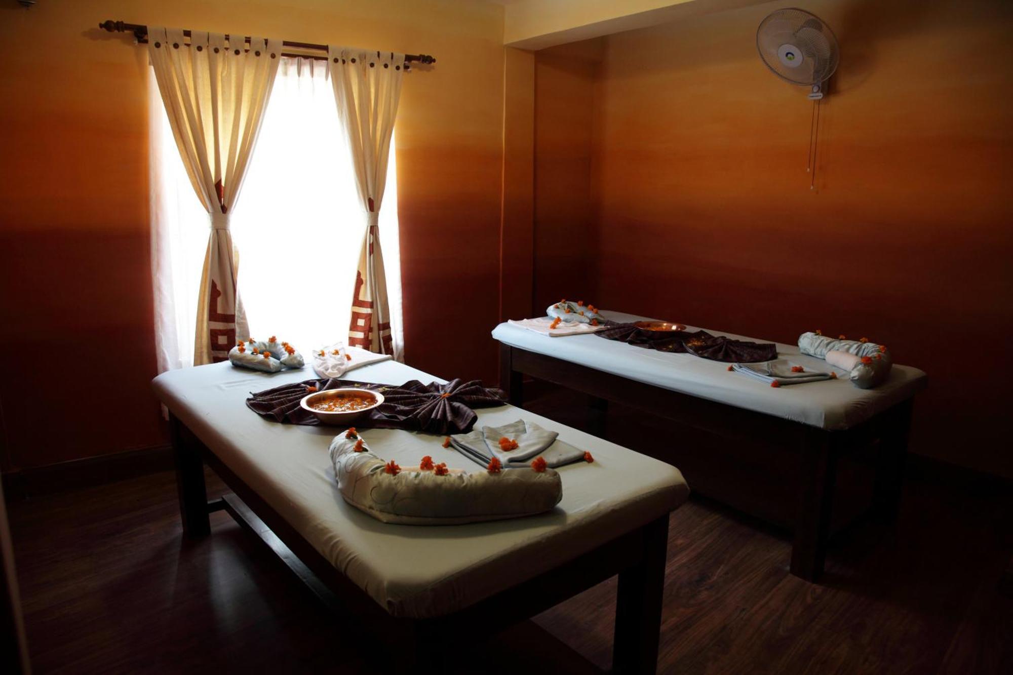 Hotel Tibet International Kathmandu Buitenkant foto